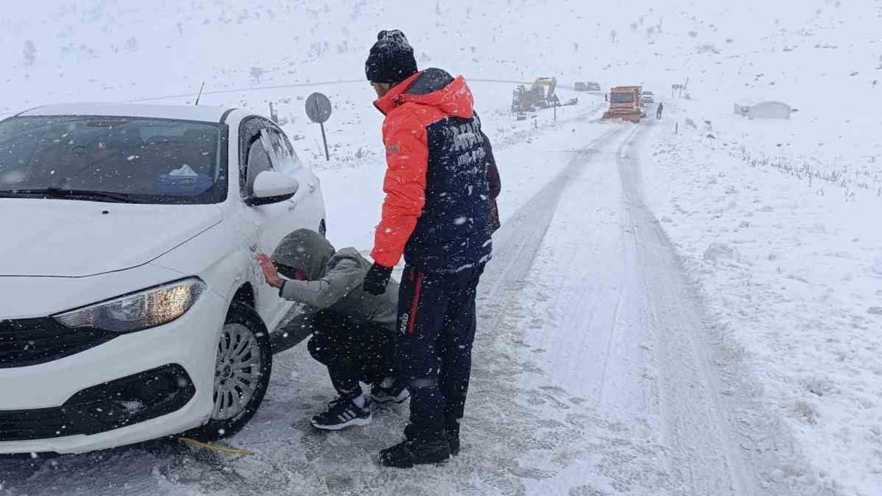Şırnak'ta "turuncu kod" alarmı: 22 araç yollarda mahsur kaldı