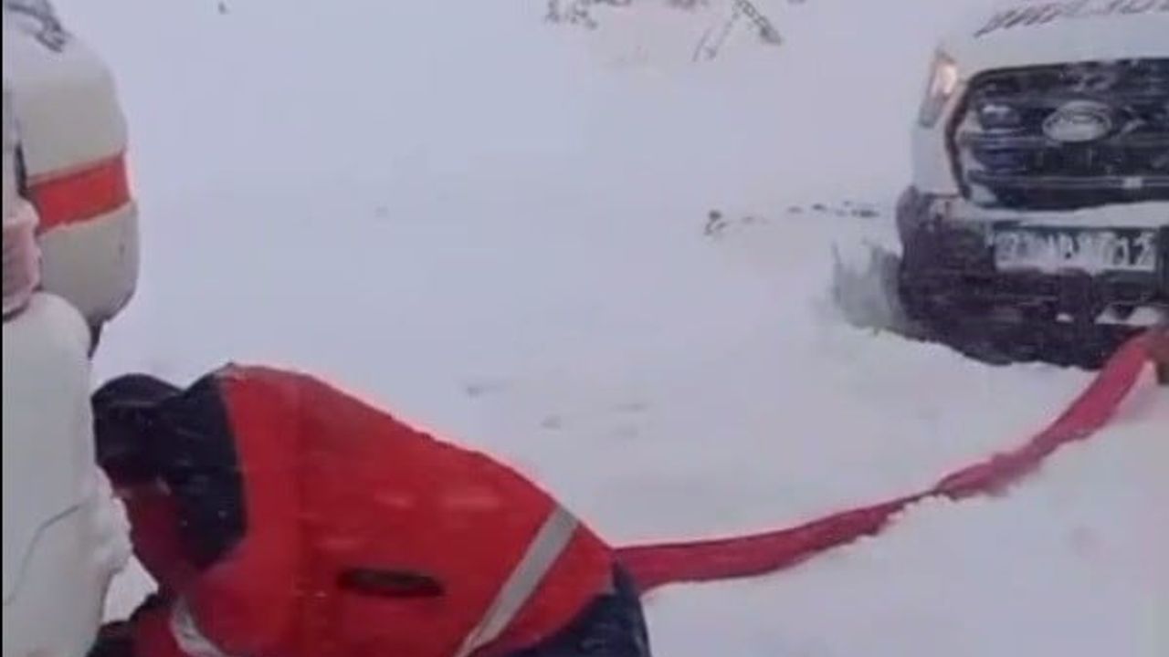 Şırnak’ta UMKE karlı yollarda 2 yaşındaki çocuğu hastaneye yetiştirdi