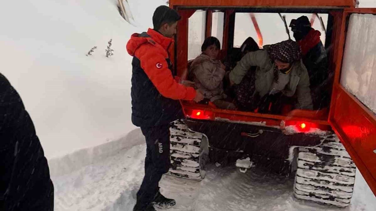 Şırnak'ta Yoğun Kar Alarmı: Kriz Masası Kuruldu, Yollarda Seferberlik