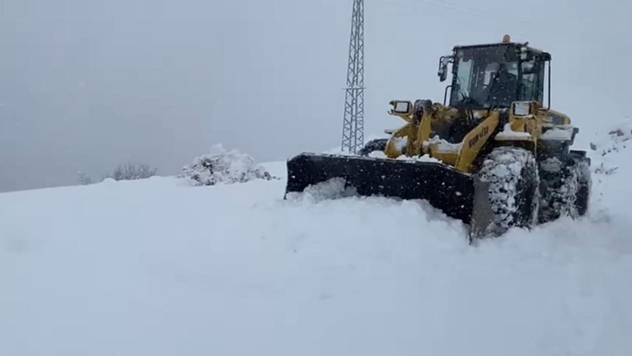 Şırnak'ta yoğun kar köy yollarını ulaşıma kapattı