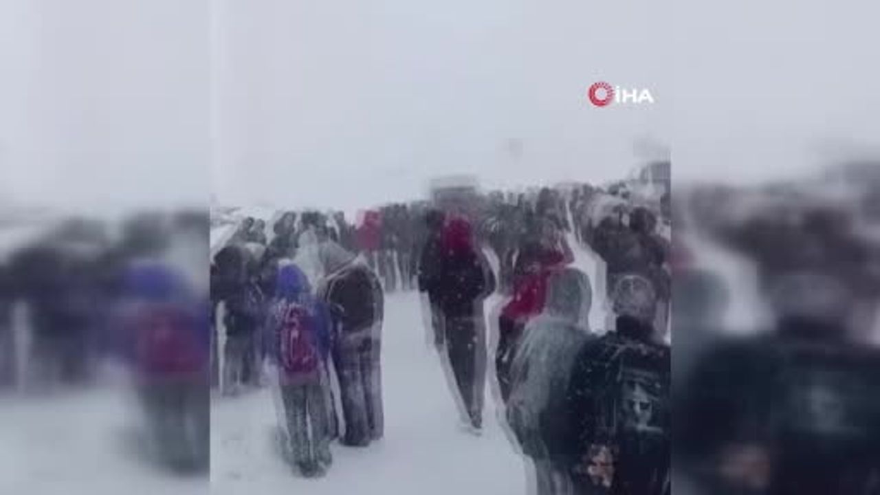 Şırnak'ta Yoğun Kar: Okul Bölgesinde Öğrenciler Mahsur Kaldı