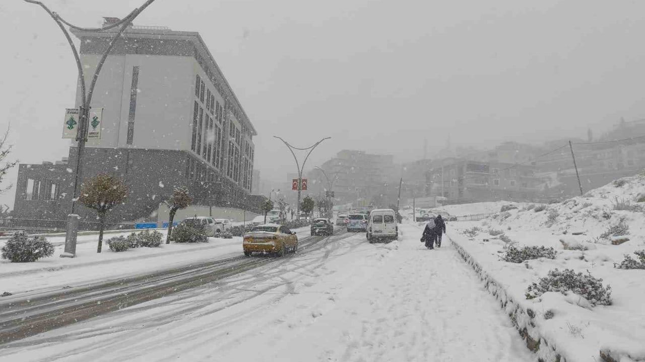 Şırnak’ta yoğun kar ve buzlanma eğitime ara verdirdi