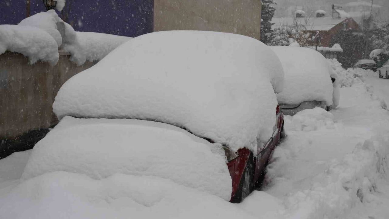 Şırnak’ta yoğun kar yağışı: Araçlar kar altında kaldı