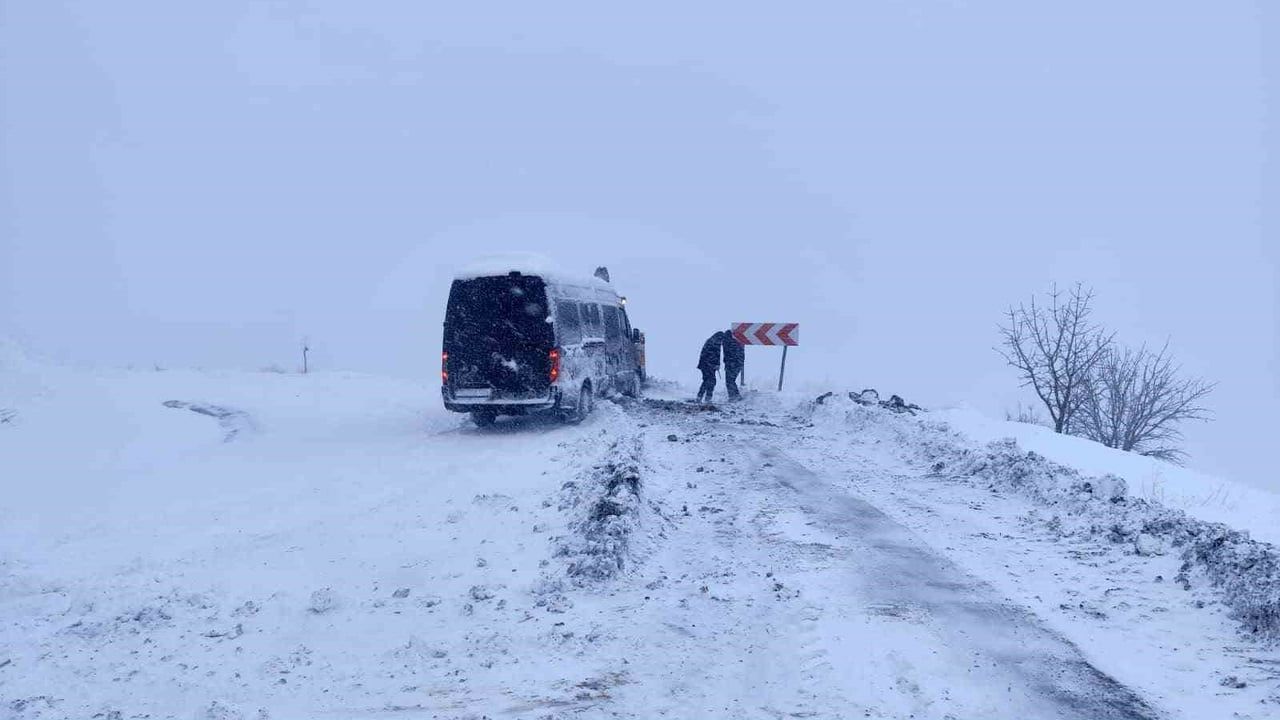 Şırnak’ta yoğun kar yağışı sonrası belediye ekipleri mahsurları kurtardı