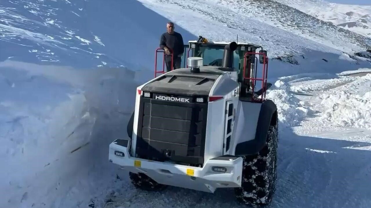 Şırnak'ta yoğun kar: Yüksek köylerde kar kalınlığı yarım metreyi geçti