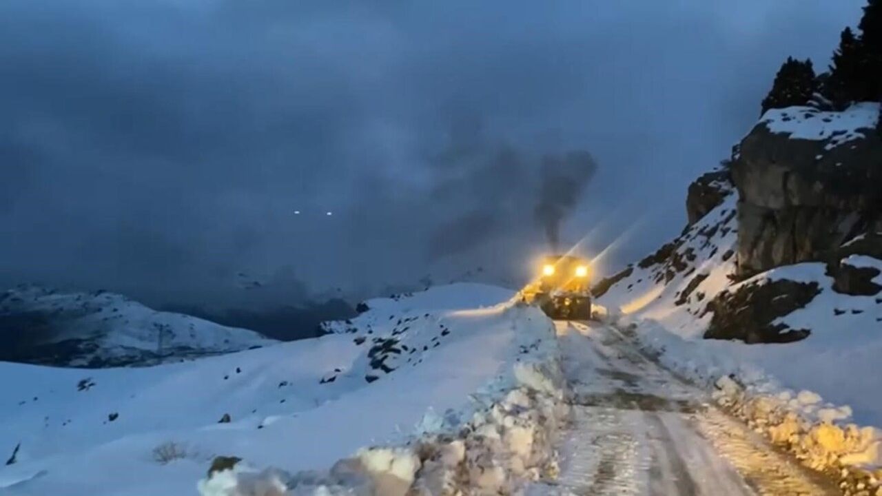 Şırnak’ta yoğun karla mücadele: Köy yolları açılıyor