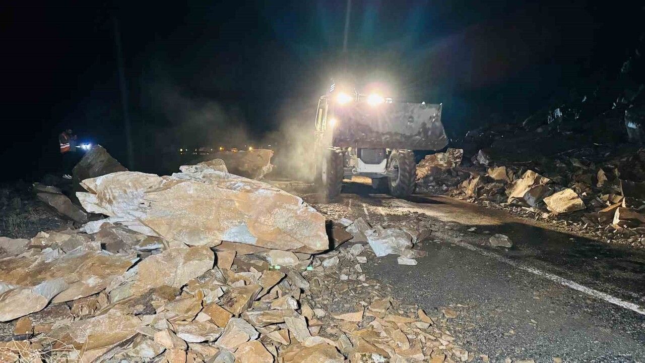 Şırnak’ta yol açılırken kaya düşmesi: Kaymakam ve heyeti ölümden döndü