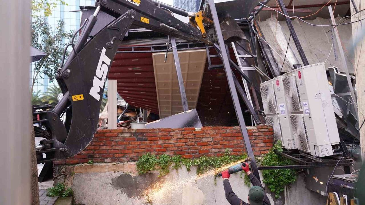 Şişli'de ruhsatsız kebapçı yıkıldı: 21 Kasım'daki zehirlenme iddiası sonrası