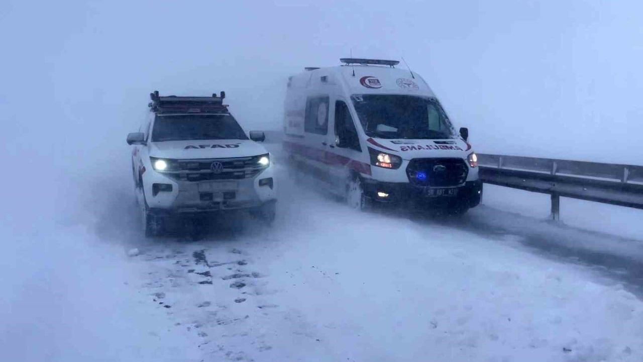 Sivas-Şarkışla karayolunda 5 araçlık zincirleme kaza: 4 yaralı