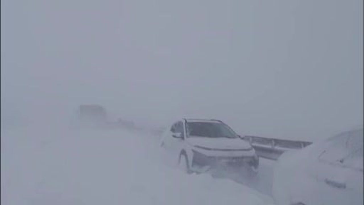 Sivas-Şarkışla yolunda zincirleme kaza: 4 yaralı