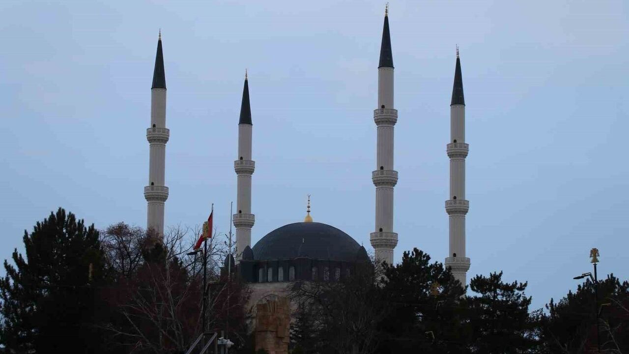 Sivas silüetini değiştiren 4 minareli Merkez Camisi tamamlanma aşamasında