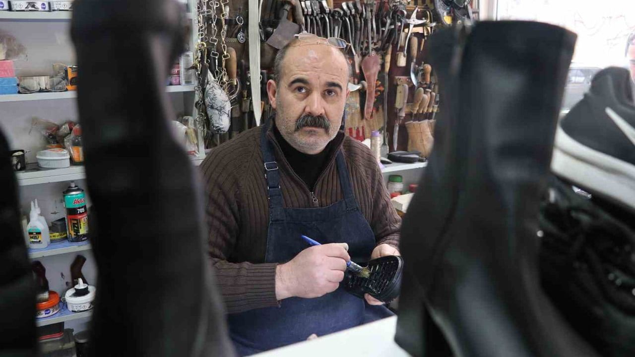 Sivas'ta ayakkabı tamircilerinde kış mesaisi yoğunlaştı