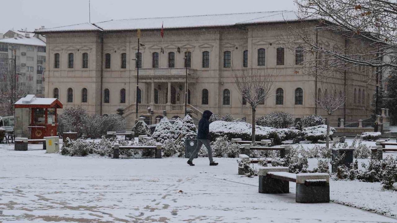 Sivas’ta beklenen kar yağdı — Tarihi Kent Meydanı beyaza büründü
