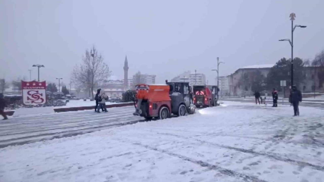 Sivas'ta beklenen kar yağışı başladı — Meteoroloji sarı kod uyarısı