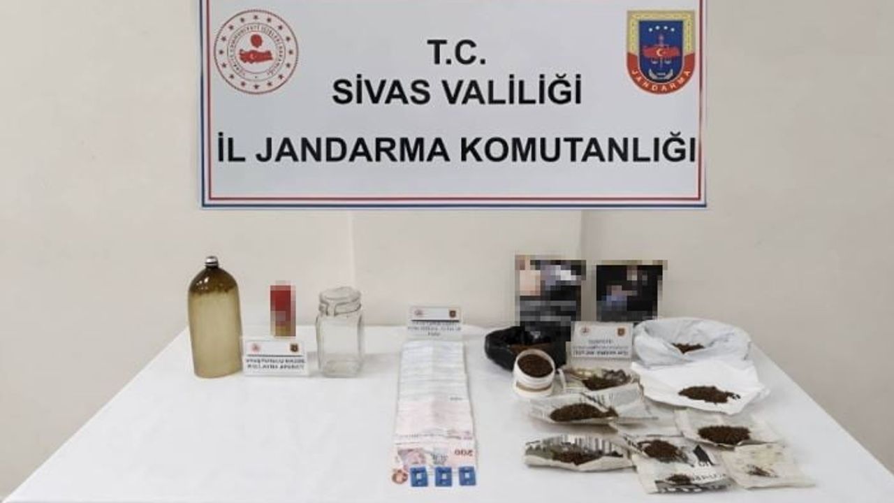 Sivas’ta jandarma operasyonunda çok sayıda uyuşturucu ve silah ele geçirildi
