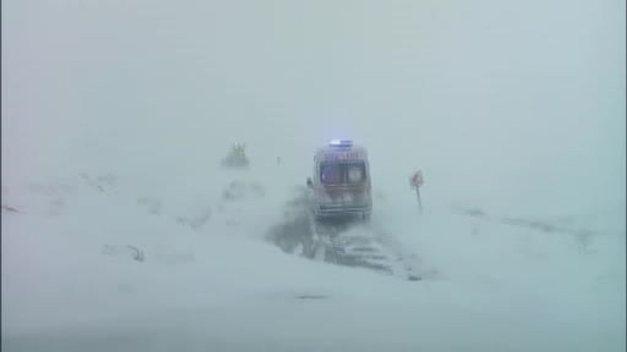 Sivas’ta karla kaplı yol açılarak ambulans hamile kadına ulaştı