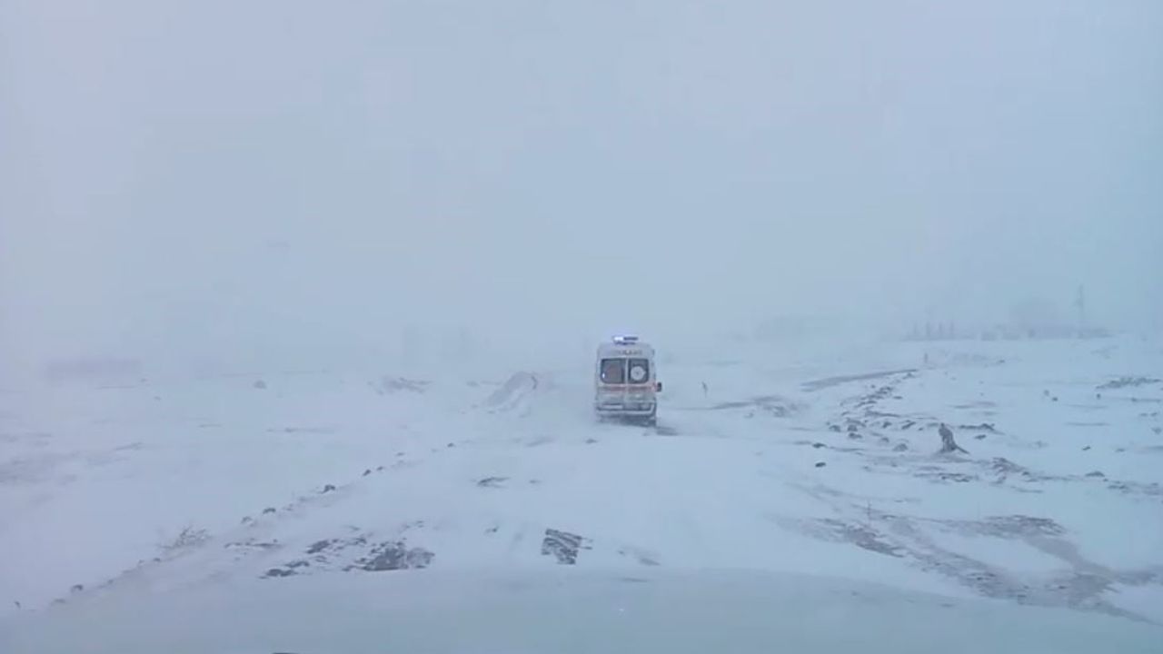 Sivas’ta karla kaplı yol açılarak rahatsızlanan hamile kadına ulaşıldı