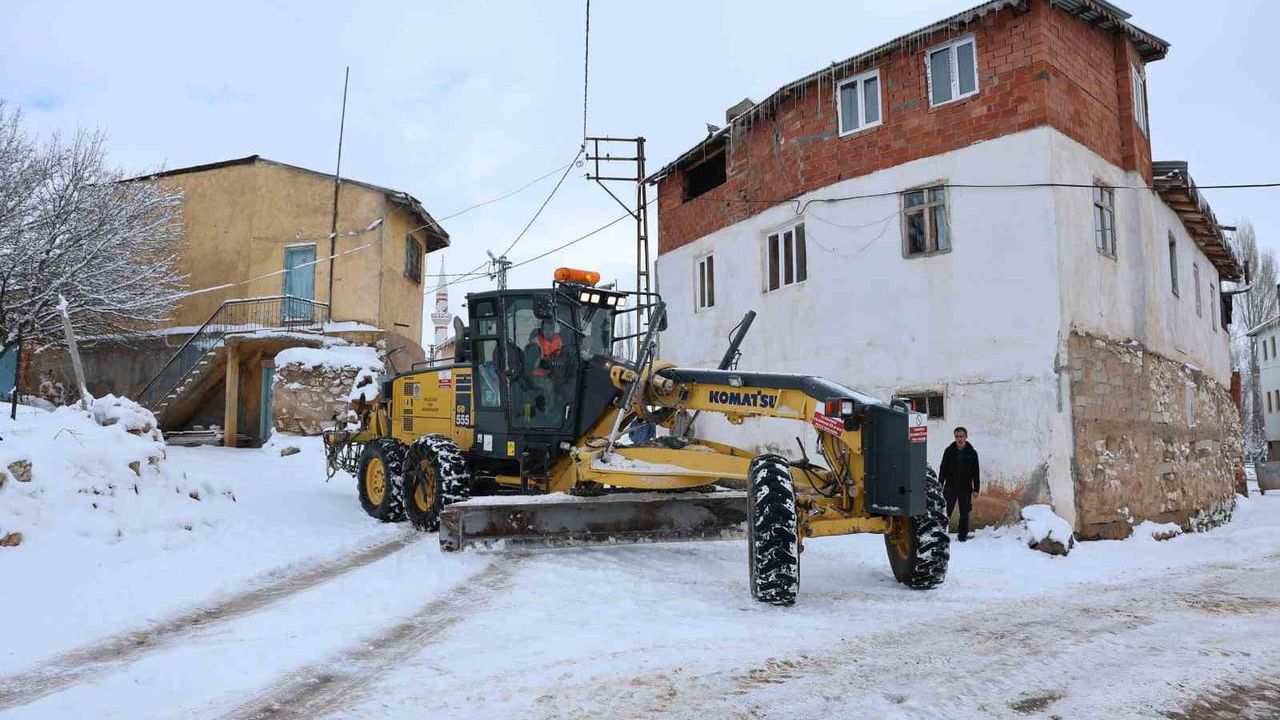 Sivas’ta karla mücadele ekipleri Çaypınar’da hayat kurtardı