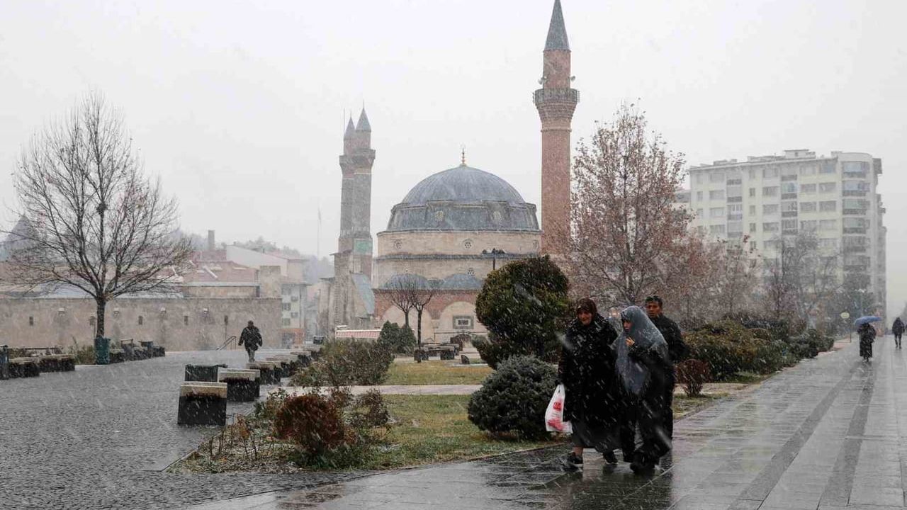 Sivas'ta Lapa Lapa Kar: Kent Merkezinde Kartpostallık Görüntüler