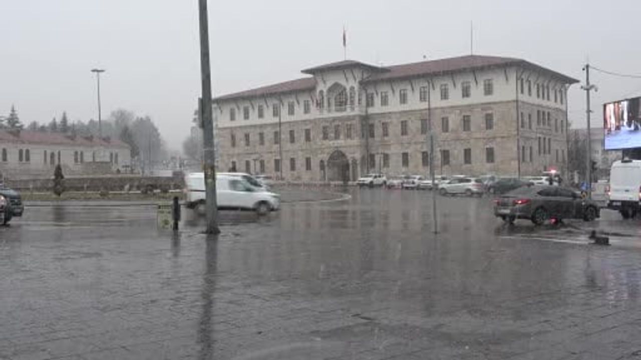 Sivas’ta lapa lapa kar kent merkezinde kartpostallık görüntüler oluşturdu