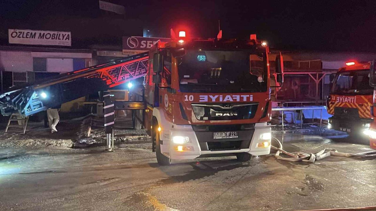 Sivas’ta mobilya imalathanesinde yangın: itfaiye tarafından söndürüldü