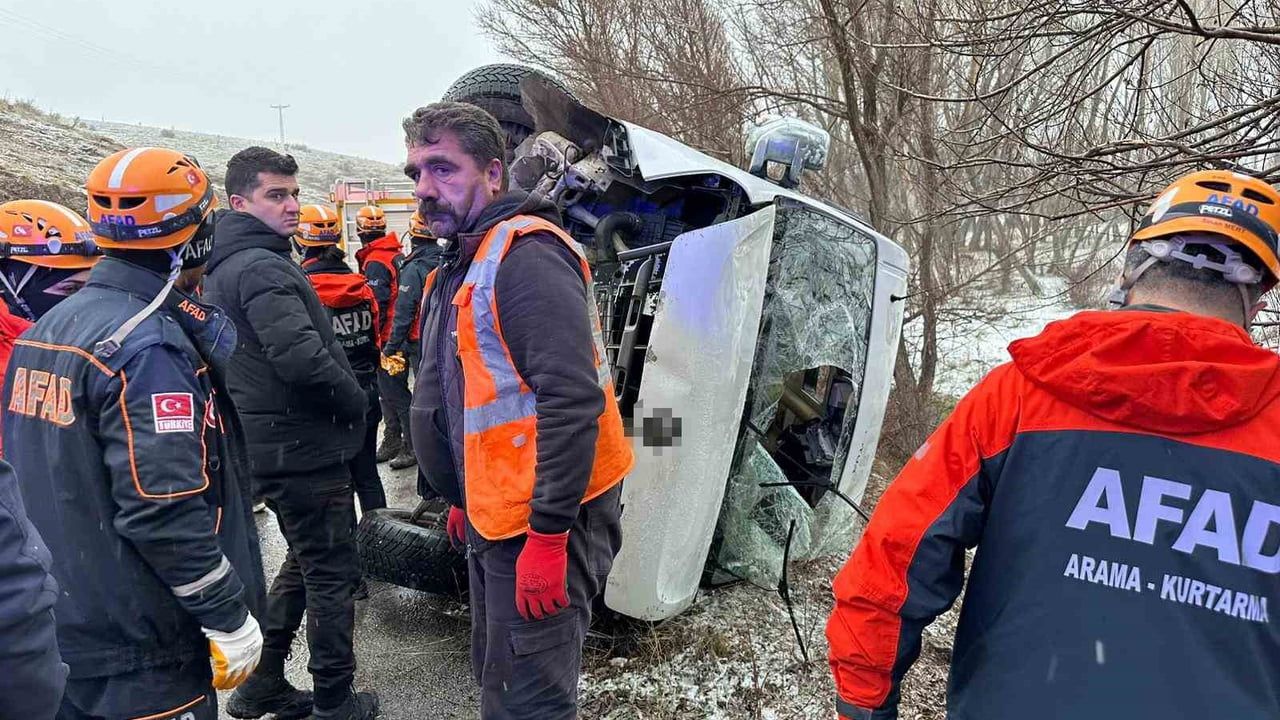 Sivas’ta okul servisi yan yattı: 14 öğrenci yaralandı