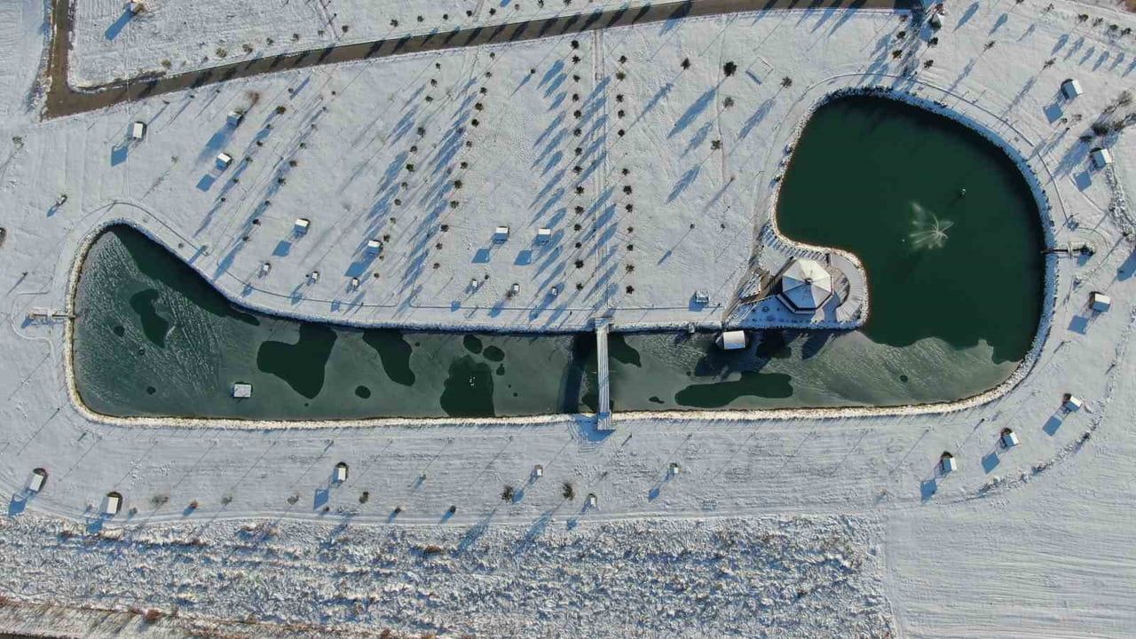 Sivas’ta soğuk hava Hasbahçe göletini kısmen dondurdu