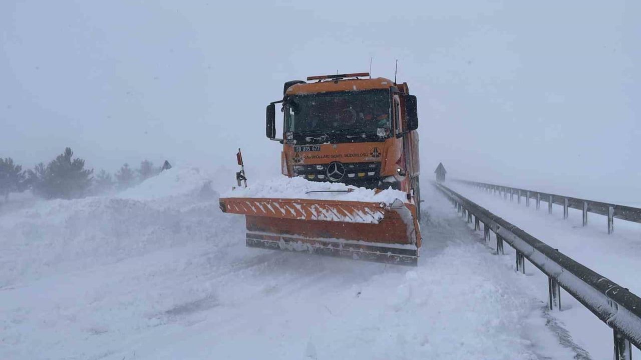 Sivas'ta Tipi ve Kar Ulaşımı Aksattı: Bazı Yollar Kapandı, Mahsur Kalanlar Kurtarıldı