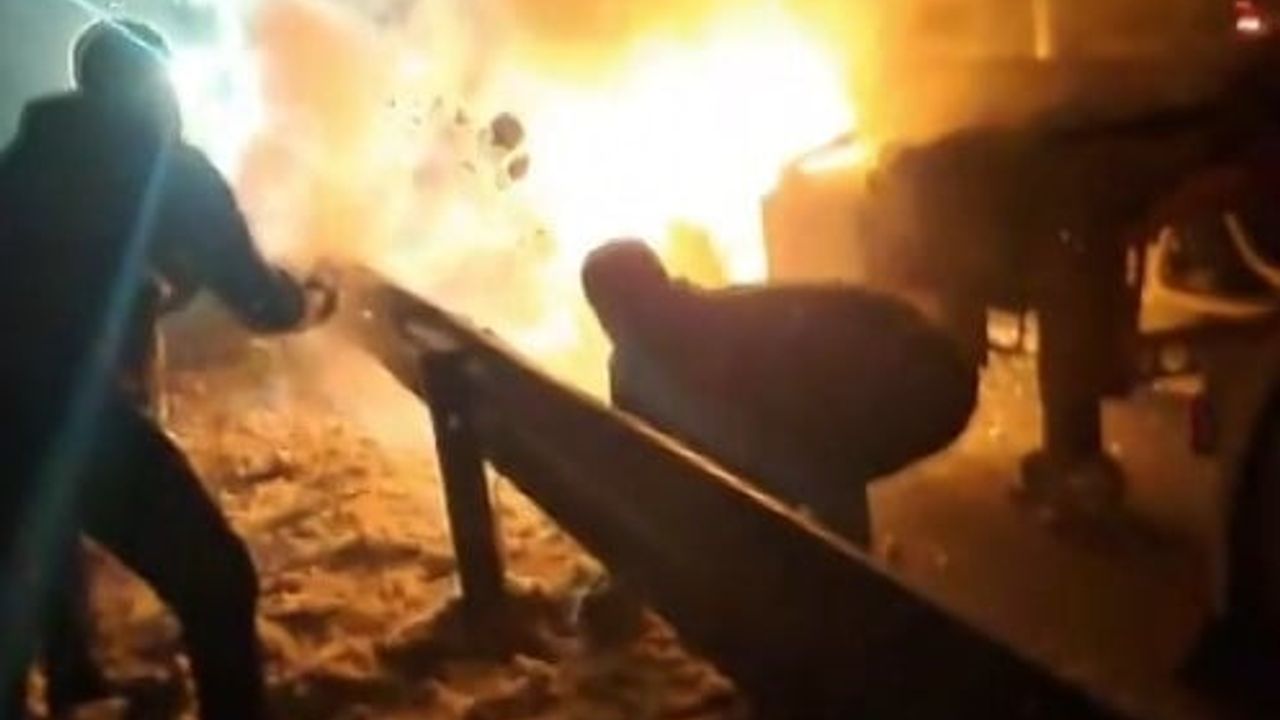 Sivas'ta tır yangını: Vatandaşlar elleriyle karla müdahale etti