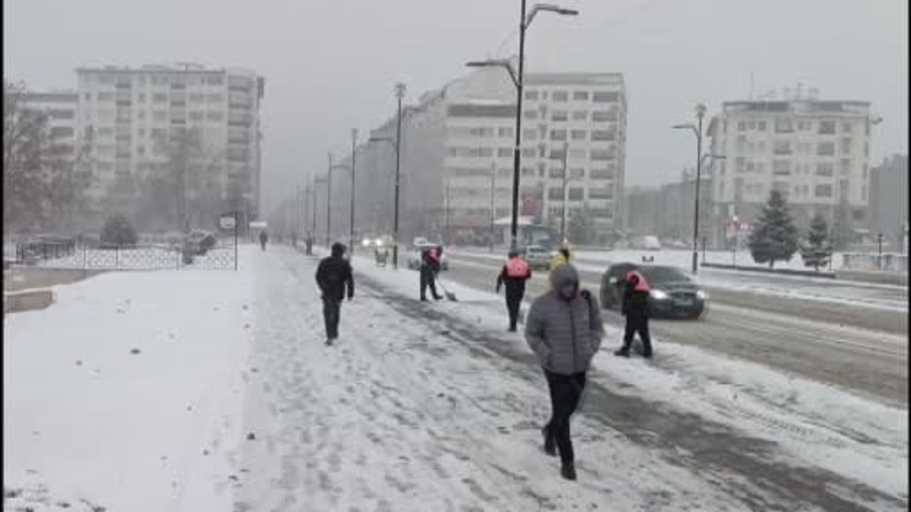 Sivas'ta yoğun kar: Sarı kod uyarısı sonrası beyaz örtü