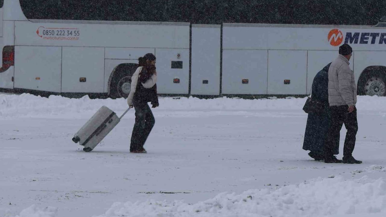 Sivas’ta yoğun kar ulaşımı aksattı: 807 köy yolu kapalı