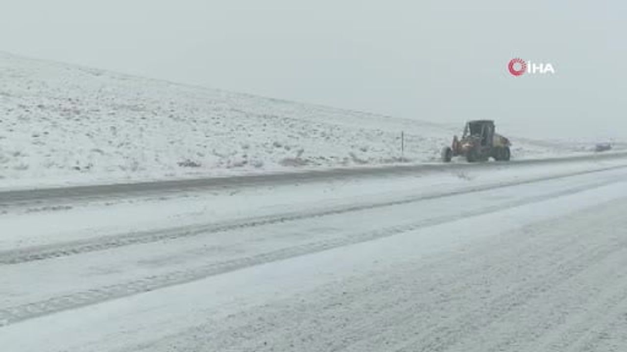 Sivas'ta yoğun kar ulaşımı etkiledi, Gürün'de büyük araçlara kapatma