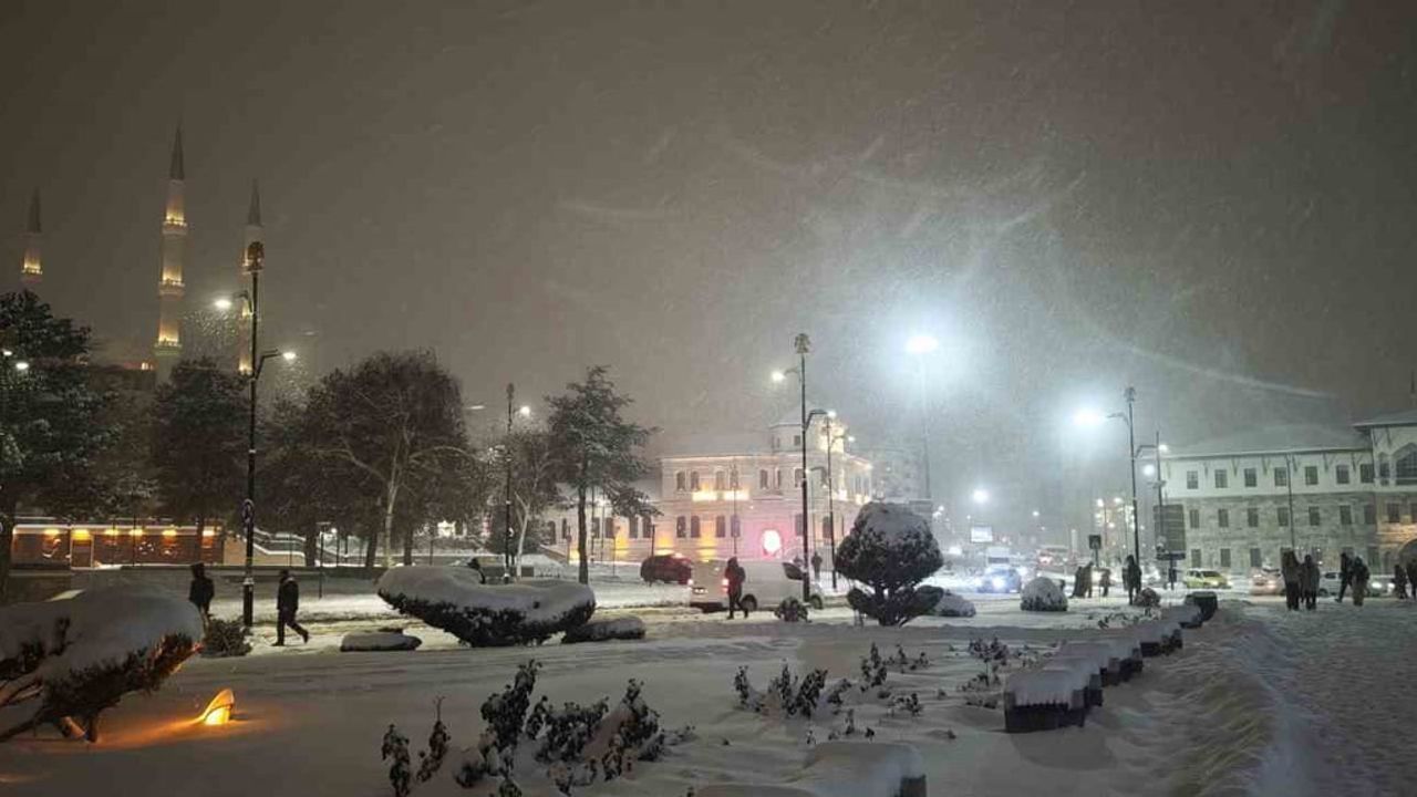 Sivas Tarihi Kent Meydanı Karla 'Beyaz Gelinliğini' Giydi