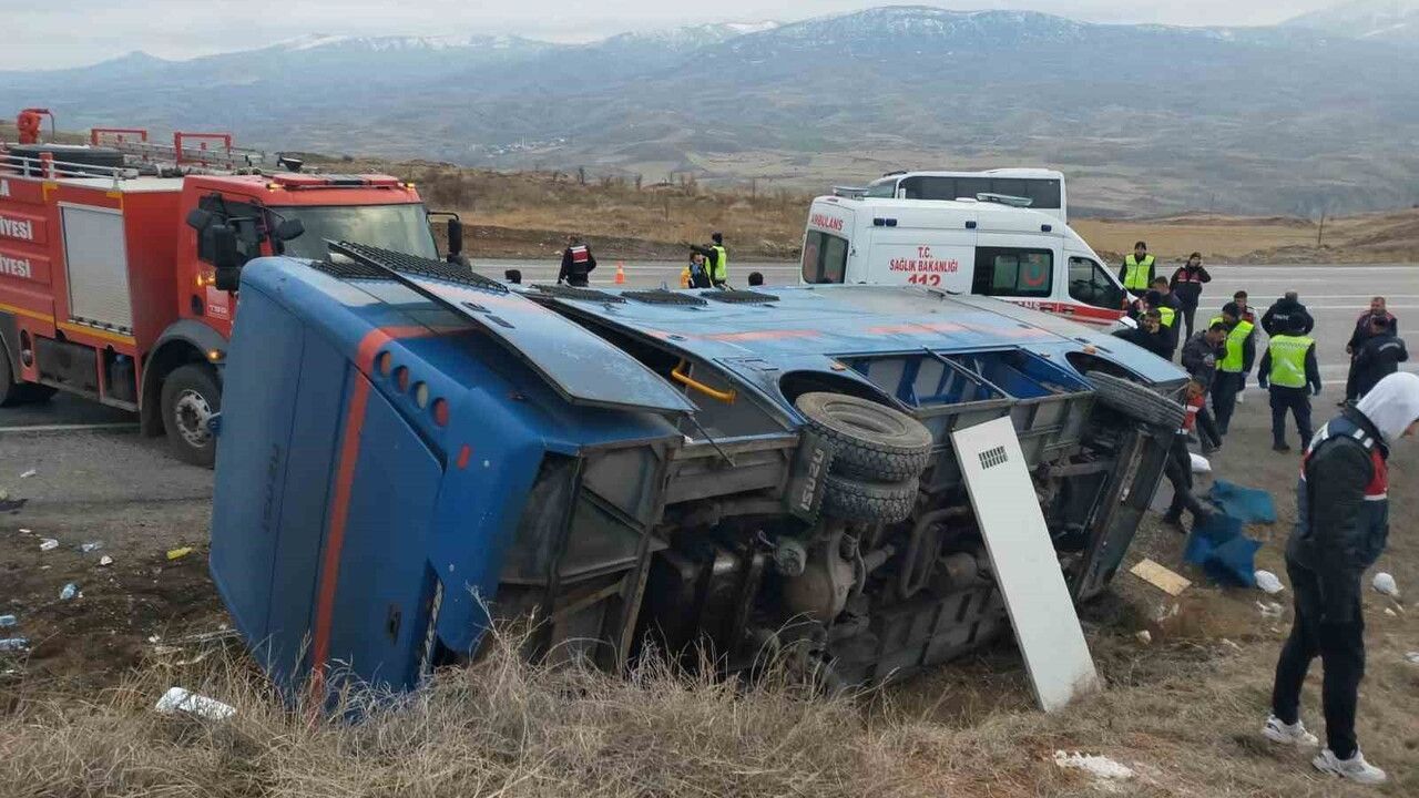 Sivas Zara'da cezaevi nakil aracı devrildi: 9 personel yaralandı