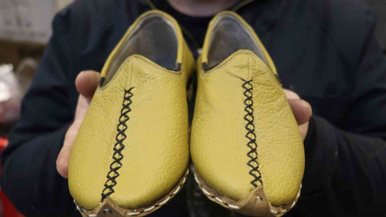 Sivaslı Usta 38 Yıldır Yemeni Üretiyor: Geleneksel Ayakkabı Kültürünü Korumaya Çalışıyor