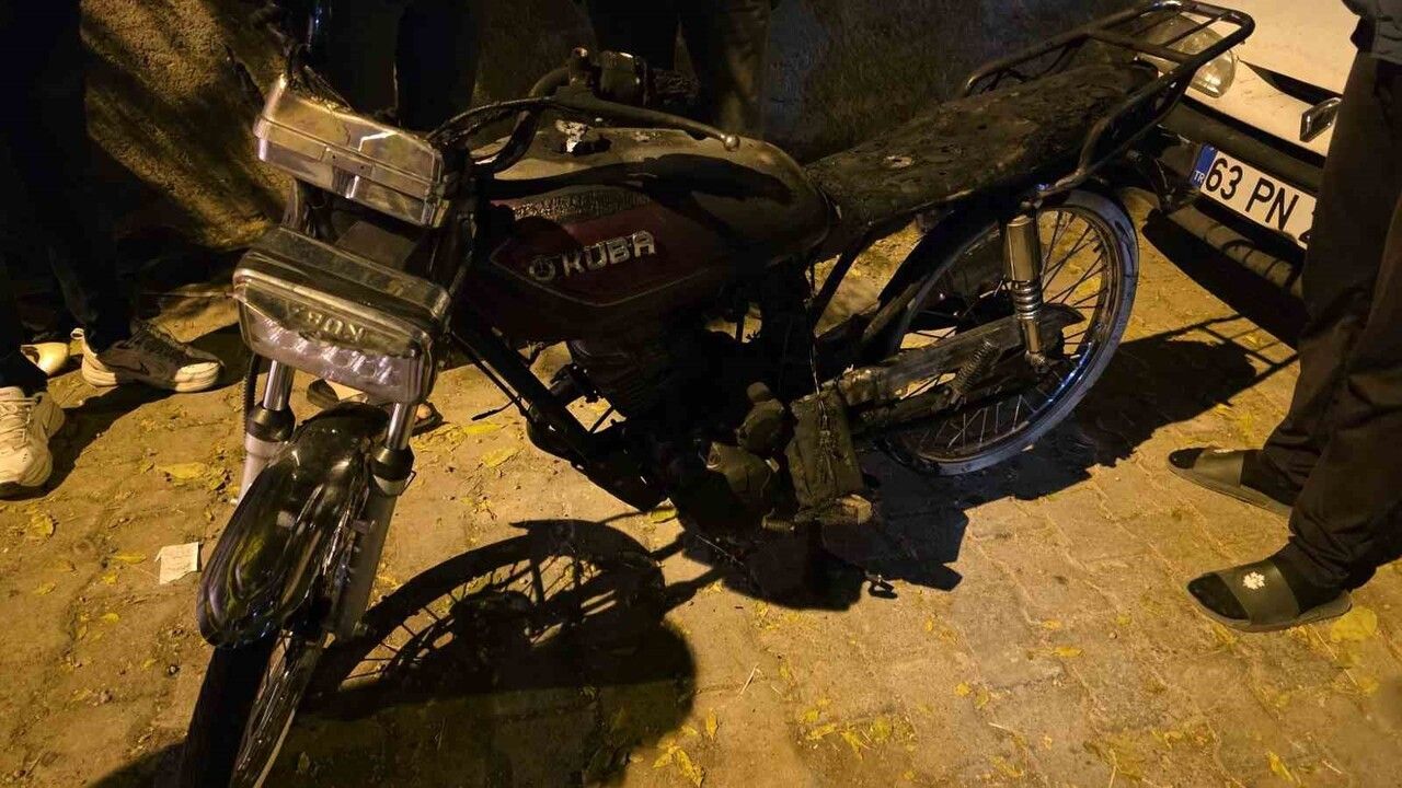 Siverek'te apartman girişinde motosiklet yandı