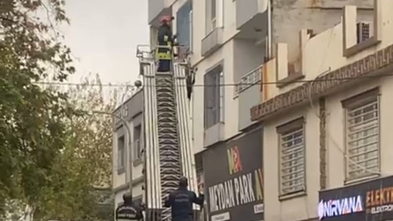 Siverek'te çatı katında çıkan yangın itfaiye tarafından söndürüldü