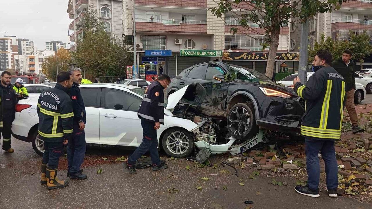 Siverek'te otomobil çarpışması: 2 kişi yaralandı