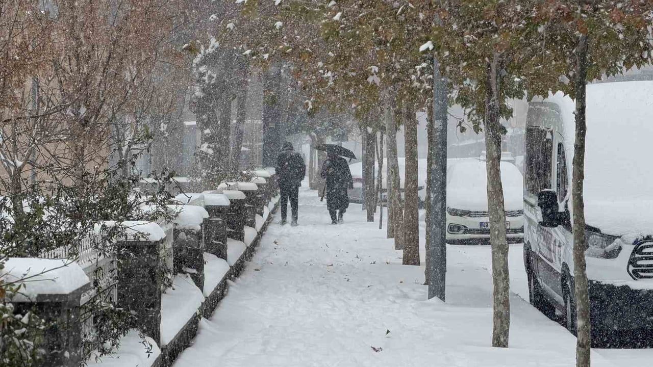 Siverek'te yoğun kar yağışı ulaşımı aksattı