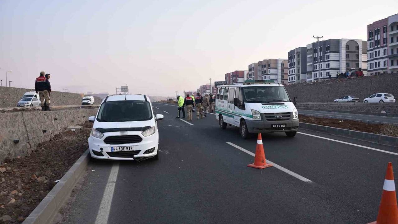 Siverek'te yolun karşısına geçmeye çalışan kişi iki aracın çarpması sonucu hayatını kaybetti