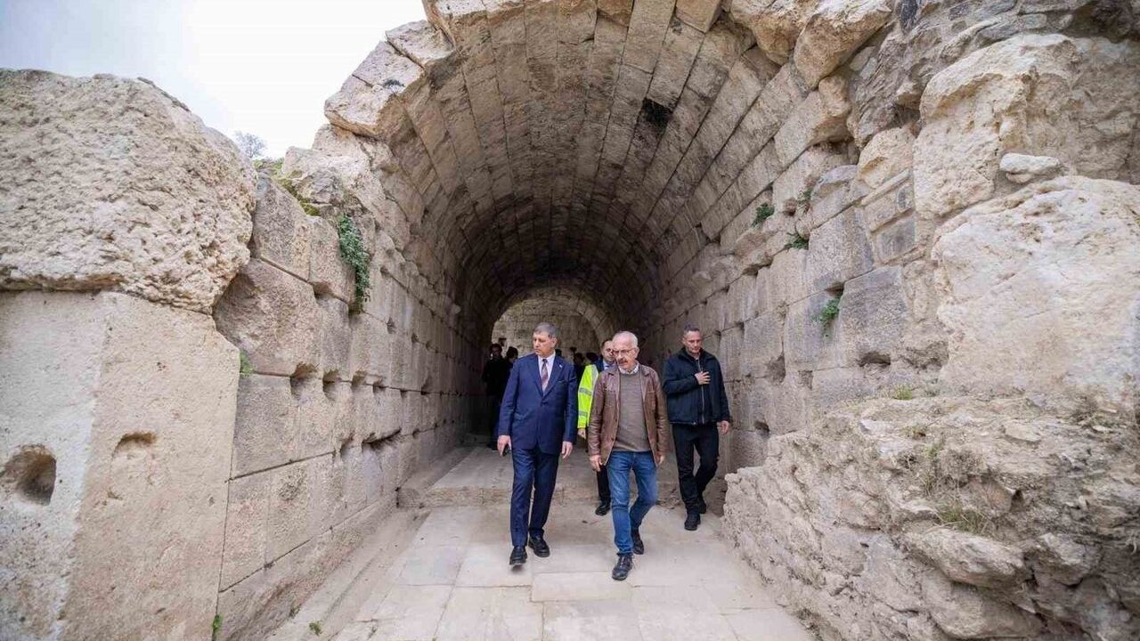 Smyrna Tiyatrosu ve Agora: İzmir'in antik mirası yeniden ortaya çıkıyor