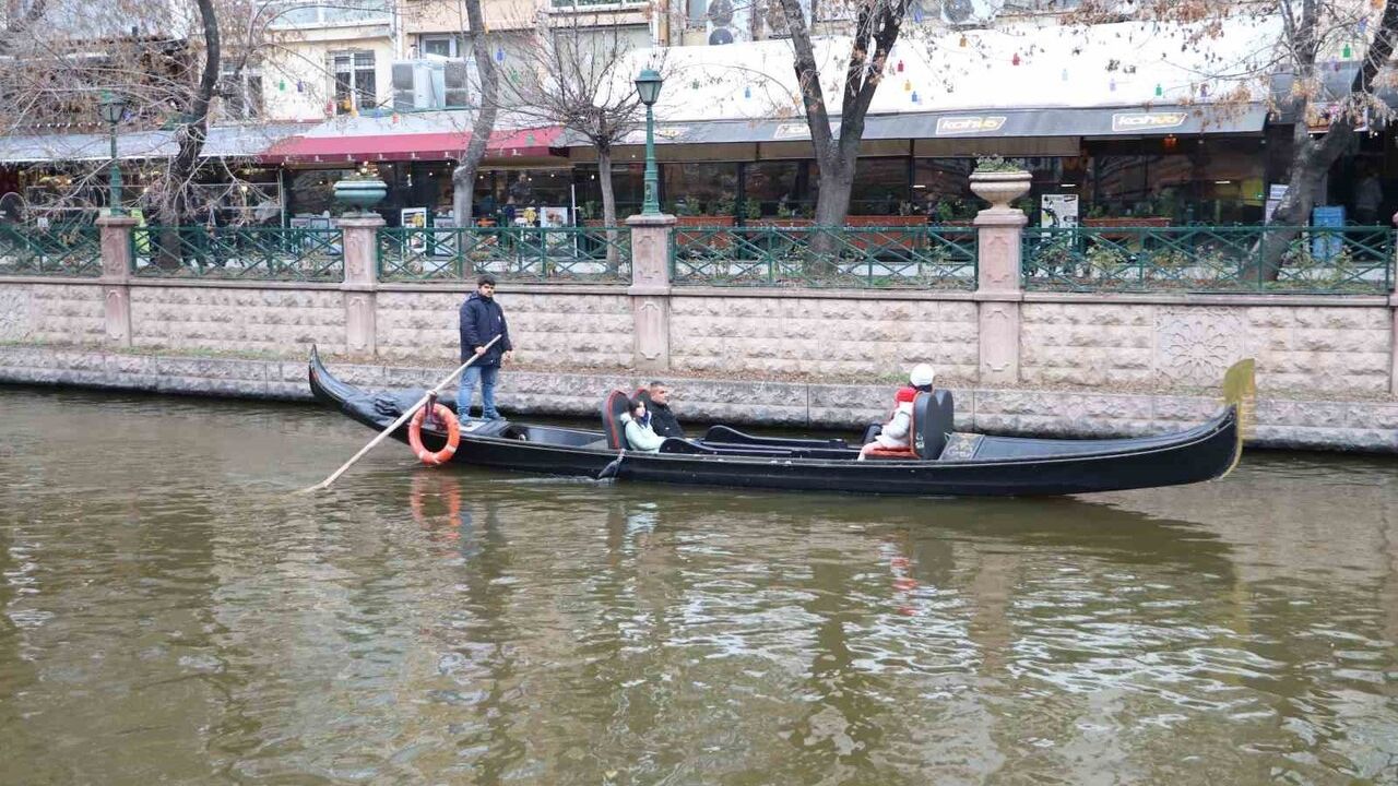 Soğukta da Gondol Keyfi Eskişehir'de Sürüyor
