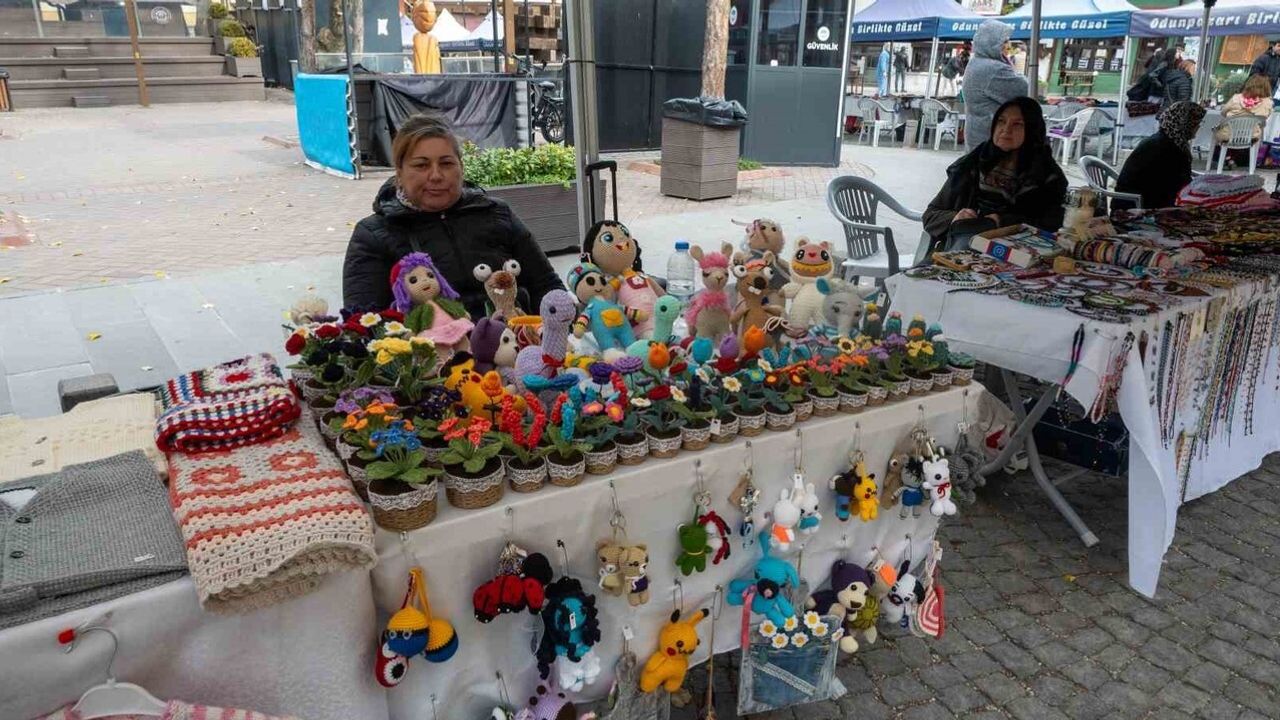 Soğukta Örgüyle Isıtan El Emeği: Şükran Karol'un Renkli Çiçekleri