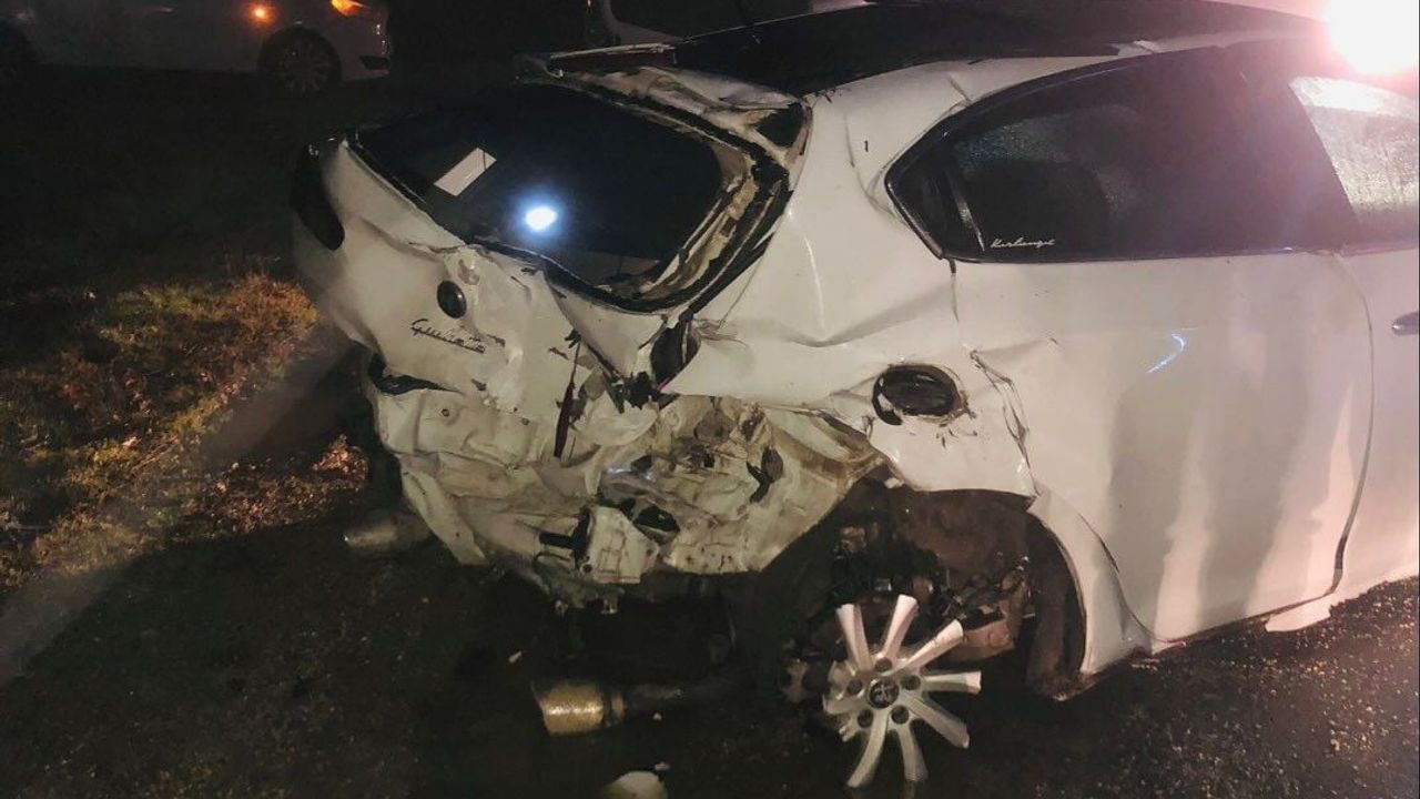 Söğüt'te ıslak yol kazası: Otomobil ile tır çarpıştı