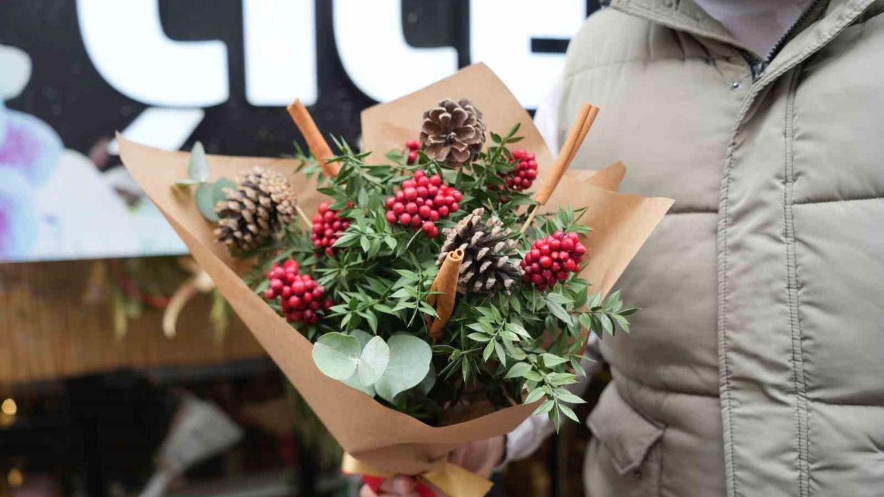 Sokak Köpeği Kokina Buketini Çalarak Kamerada Görüntülendi