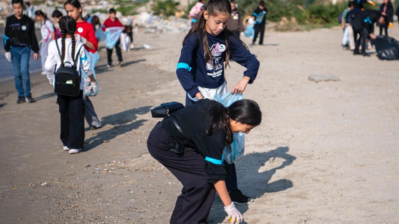 Söke Bağarası Hürriyet Ortaokulu öğrencilerinden Kuşadası sahilinde kıyı temizliği