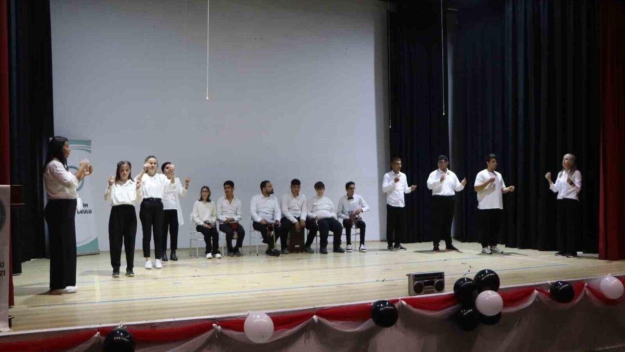 Söke'de özel öğrencilerin gösterileri ayakta alkışlandı