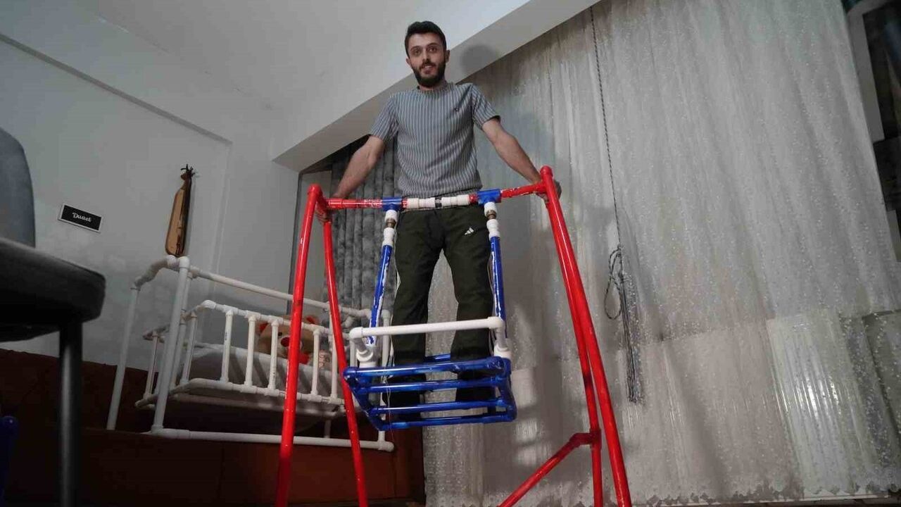 Su borularından beşik ve taşınabilir salıncak yapan tesisatçı baba adayı