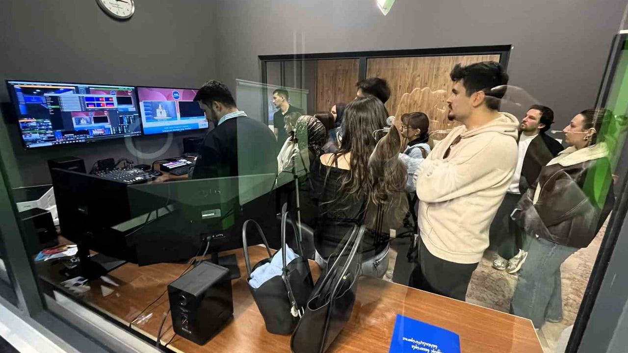 SUBÜ öğrencileri Program Yapımcılığını stüdyo ortamında uyguluyor
