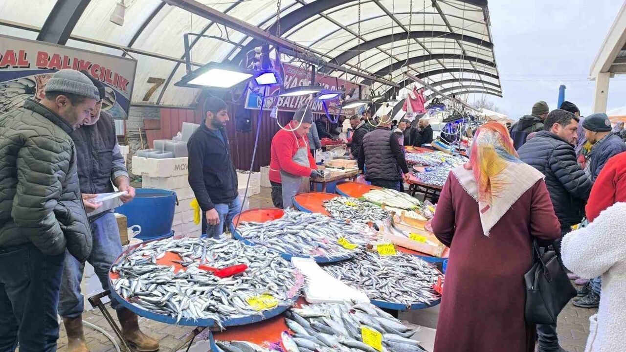 Şuhut Kapalı Pazarında Hamsi Talebi Artıyor